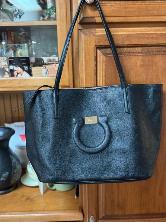 Salvatore Ferragamo Handbags - Salvatore Ferragamo tote Black Pebbled Leather Gancini attached zipper purse